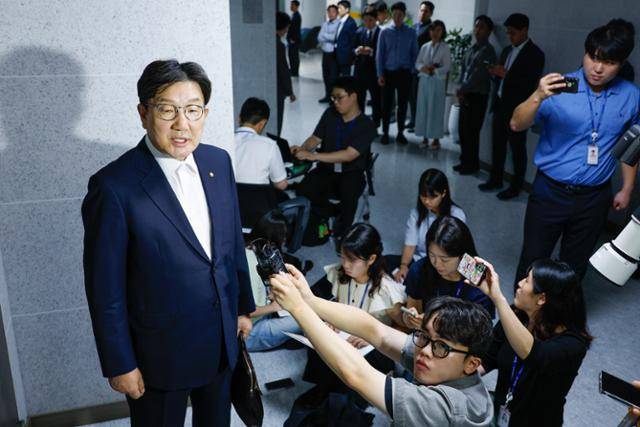 권성동(맨 왼쪽) 국민의힘 의원이 18일 서울 여의도 국회 의원회관 내 의원실에 들어서면서 압수수색과 관련한 입장을 밝히고 있다. 연합뉴스