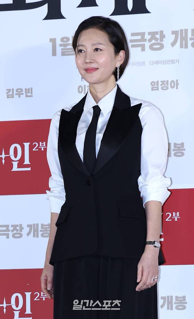 배우 염정아가 3일 오후 서울 용산구 CGV용산아이파크몰에서 진행된 영화 '외계+인' 2부 언론시사회에 참석해 포토타임동안 포즈를 취하고 있다. '외계+인' 2부는 치열한 신검 쟁탈전 속 숨겨진 비밀이 밝혀지는 가운데 미래로 돌아가 모두를 구하려는 인간과 도사들의 이야기를 그린 영화다. 오는 10일 개봉한다. 김민규 기자 mgkim1@edaily.co.kr /2024.01.03/