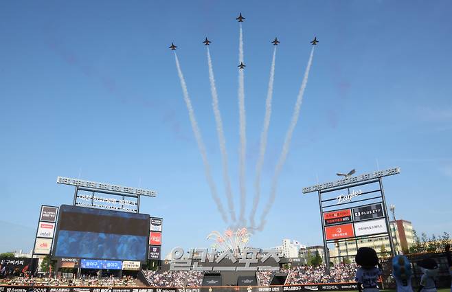 2025 신한 SOL뱅크 KBO 올스타전이 12일 오후 대전 한화생명볼파크에서 열렸다. 경기전 공군 특수비행 팀 블랙이글스의 에어쇼가 펼쳐지고 있다 대전=정시종 기자 capa@edaily.co.kr /2025.07.12.