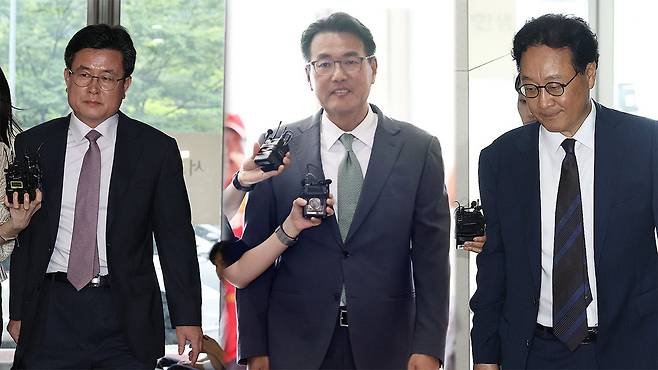 [사진 설명: 강의구 전 대통령실 부속실장, 김태효 전 국가안보실 1차장, 왕윤종 전 국가안보실 경제안보비서관(왼쪽부터)이 특검 조사를 받기 위해 출두하는 모습입니다.]