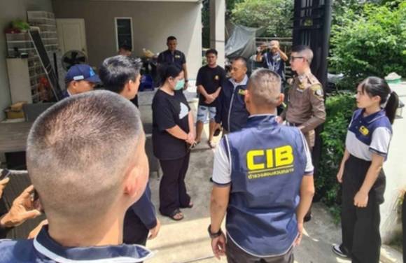 태국 경찰이 지난 15일(현지시간) 태국 중부 논타부리주에서 여러 고위급 승려들을 유혹, 협박해 금품을 뜯어낸 여성이 체포당하고 있다. [사진=방콕포스트]