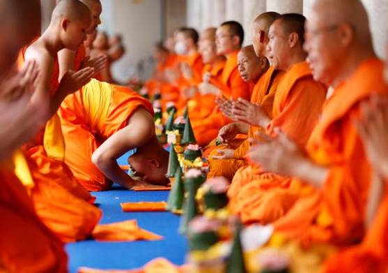 지난달 29일 태국 방콕의 한 사원에서 열린 승려 서품식에서 신규 승려들이 고승들에게 예의를 갖추고 있다. [사진=EPA/연합뉴스]