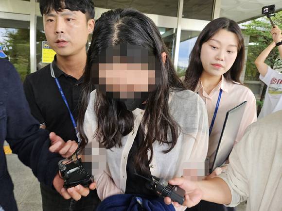 시험기간 중 학교에 무단 침입한 혐의(건조물 침입 등)로 구속 영장이 청구된 전직 기간제 교사 30대 여성C씨가 지난 14일 대구지법 안동지원에서 구속 전 피의자 심문(영장실질심사)을 받은 후 이동하고 있다. [사진=연합뉴스]