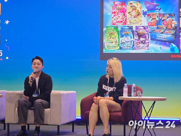 강석곤 데브시스터즈 IP브랜딩 그룹장(왼쪽)이 18일 삼성 코엑스에서 열린 '라이선싱 콘 2025' 세션에서 자사 게임 '쿠키런'의 TCG '쿠키런: 브레이버스' 성공 사례를 소개하고 있다. [사진=박정민 기자]