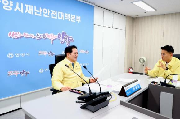 최대호 안양시장이 18일 경기도-시군 재난안전대책본부 회의에서 화재 취약 시설 관리 강화를 지시하고 있다. [사진=안양시]