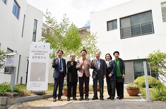 김동근 시장이 의정부시립박영수미술관 설립 업무협약식을 마치고 기념 촬영을 하고 있다. [사진=의정부시]