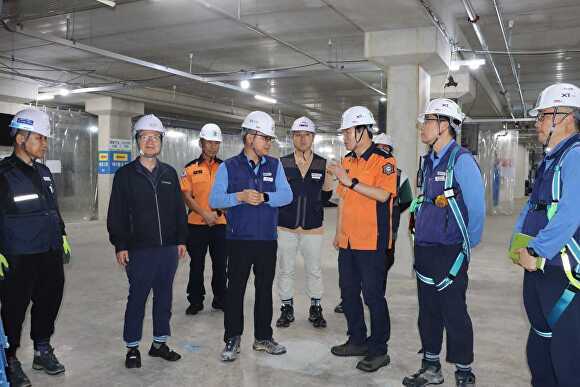 장동권 서장이 관내 건설현장 안전지도를 하고 있다. [사진=이천소방서]