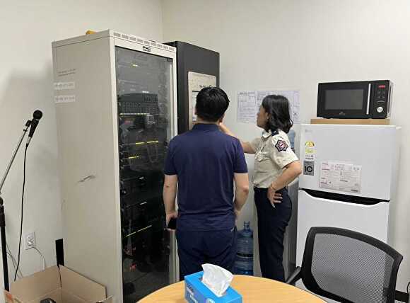 안성소방서 대원이 관내 노후아파트 소방점검을 하고 있다. [사진=안성소방서]