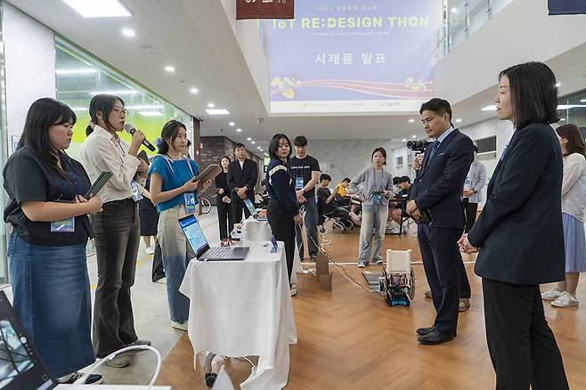 문동규 삼육보건대학교 학생성공처장(우측에서 두 번째)과 정현승 서울과학기술대학교 창업지원단 실장(우측)이 시제품 발표에 참관했다 / 출처=IT동아