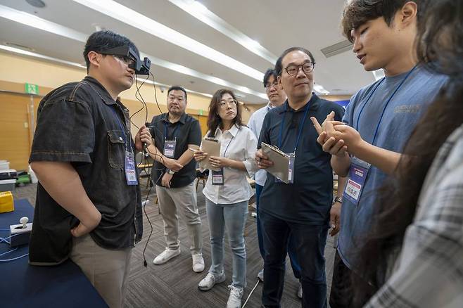 유영 팀이 경계성 지능인을 돕는 시선인식 웨어러블 기기를 심사위원들에게 시연 중이다 / 출처=IT동아
