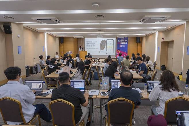 참가 학생들은 완성된 제품을 모의투자 형식으로 피칭했으며, 이 과정에서 경쟁사 및 시장 분석, 마케팅 전략 등을 종합적으로 학습했다 / 출처=IT동아
