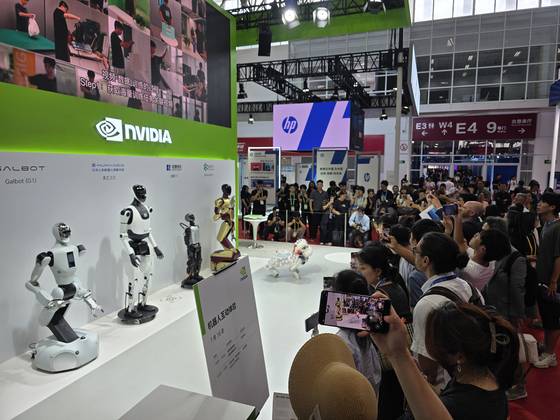 지난 16일 제3회 국제공급망촉진박람회에 마련된 엔비디아 부스에 관람객이 몰려 있다. 이도성 특파원