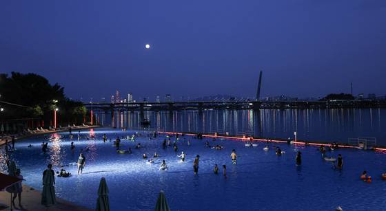 한강 전망 인피니티풀을 갖춘 난지 물놀이장. 김경록 기자