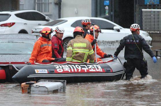 같은 날 대구시 북구 노곡동 일대가 물에 잠겨 119구조대가 보트를 타고 인명 수색을 하는 모습. [연합뉴스]