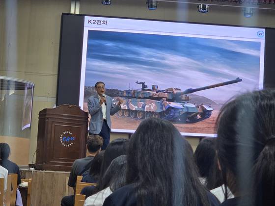 지난 8일 서울 강남구 도곡동 중대부고에서 '공대 진학 전도사'로서 특강하는 이현순 중앙대 이사장. 이상재 기자
