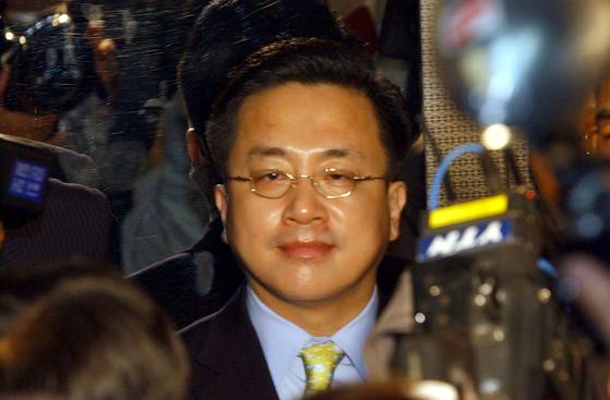 최규선 게이트로 세상을 뒤집어놓은 최규선씨가 2002년 4월16일 검찰에 출석하고 있다. 중앙포토