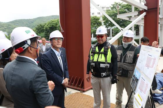 지난 15일 김민석 국무총리가 아시안태평양경제협력체(APEC) 정상회의가 열릴 경북 경주시를 방문해 주요 공사 현장을 둘러보고 있다. 사진 국무총리실
