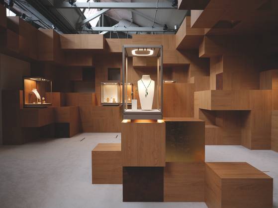 앙 에킬리브르 컬렉션을 처음 선보인 스톡홀름 전시장의 내부 모습. 컬러·볼륨·리듬이라는 세 가지 키워드로 나눠 컬렉션을 선보였다. © Cartier © Julien Thomas Hamon