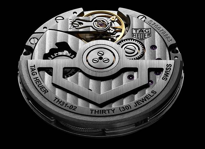 새로 개발한 매뉴팩처 오토매틱 무브먼트 TH31-02. 태그호이어는 연구 개발부터 제조, 조립까지 자체적으로 소화하는 통합 매뉴팩처링으로 시계를 제조한다. 사진 태그호이어