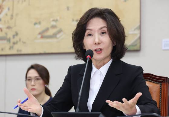 이진숙 사회부총리 겸 교육부 장관 후보자가 지난 16일 서울 여의도 국회 교육위원회에서 열린 인사청문회에서 의원 질의에 답하고 있다. 뉴시스