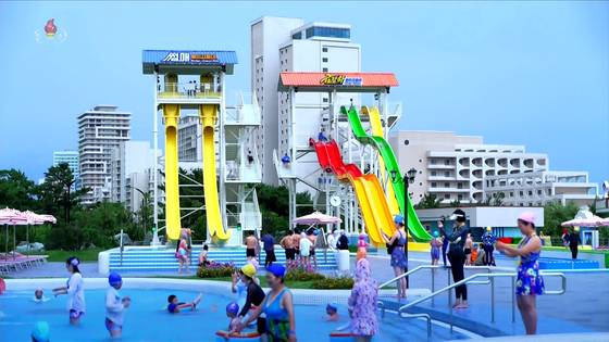 북한 원산갈마해안관광지구에 전국각지에서 끊임없이 찾아오는 수많은 근로자들로 연일 흥성이고 있다고 조선중앙TV가 16일 보도했다. 조선중앙TV 캡처, 연합뉴스