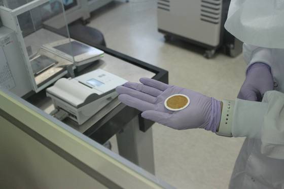 타르 성분에 의해 짙은 갈색으로 변한 필터. 주정완 기자