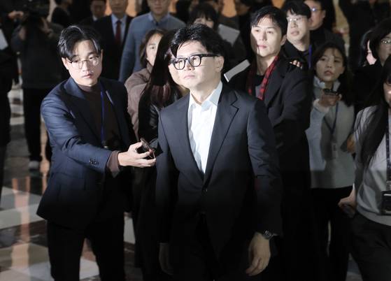 한동훈 전 국민의힘 대표가 지난해 12월 14일 비상의원총회에 참석하는 모습. 이날 비상의총에선 의원들이 "탄핵 책임져라" 말하자 한 전 대표가 "제가 계엄을 했습니까"라고 반박하는 등 갈등이 격화됐다. 전민규 기자