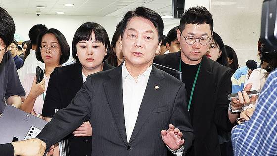 국민의힘 안철수 의원이 지난 7일 혁신위원장을 사퇴하고 전당대회 출마 의사를 밝히는 기자회견을 한 뒤 취재진 질문에 답하고 있다. 연합뉴스