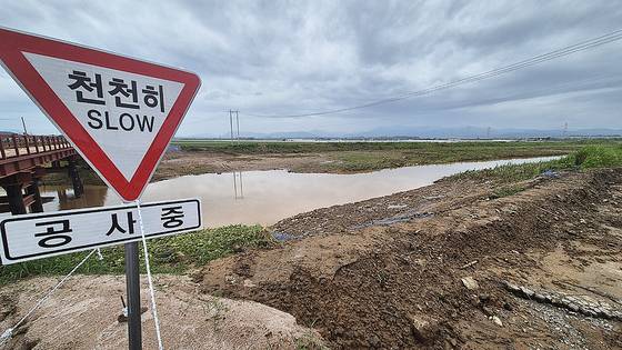 충남 예산군 삽교읍 성리교 신축 공사 현장에선 지난 17일 폭우로 둑이 무너지면서 하포리 농경지와 마을에 많은 양의 강물이 유입됐다. 최종권 기자