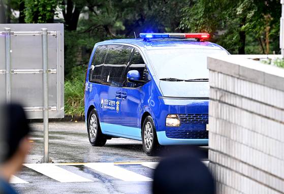 구속 수감된 윤석열 전 대통령이 탑승한 호송차가 18일 오전 서울 서초구 서울중앙지방법원으로 들어서고 있다. 윤 전 대통령은 서울중앙지법에서 열리는 구속적부심사에 직접 출석했다. 사진공동취재단