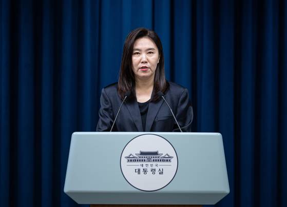 강유정 대통령실 대변인이 18일 서울 용산 대통령실 청사에서 집중호우 대처상황 점검회의 및 청년담당관 관련 브리핑을 하고 있다. 뉴스1