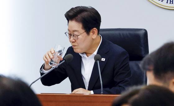 이재명 대통령이 17일 서울 용산 대통령실 청사에서 열린 4차 수석?보좌관 회의에서 발언을 마친 뒤 물을 마시고 있다. 대통령실사진기자단.
