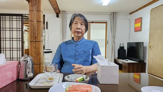 ▲ 자택에서 만난 신승근 시인