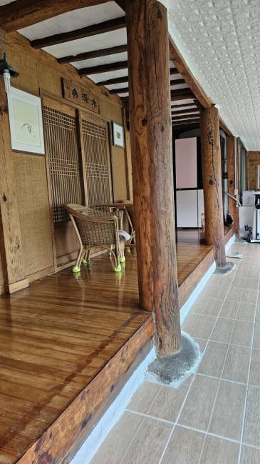 ▲ 신승근 시인은 할머니와 아버지, 3대가 살던 집으로 다시 돌아왔다. 할머니의 자장가가 여전히 숨 쉬고 있는 집의 기둥 모습