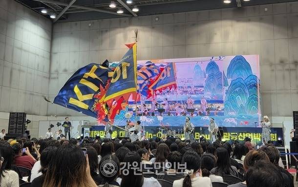 ▲ KITS조직위원회(위원장 정창수)와 대한민국 지방신문협의회(회장 김중석 강원도민일보 회장)가 공동주최하는 ‘제10회 대한민국 국제 관광박람회(KITS)’가 18일 경기 고양특례시 일산킨텍스 제2전시장 7홀에서 개막했다. 전통연희놀이연구소의 사전 축하공연 모습.