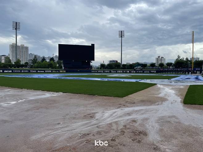 ▲ 폭우에 잠겨버린 광주 챔피언스필드