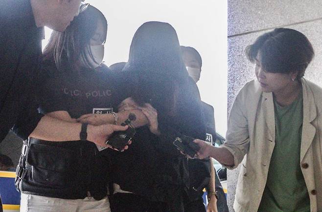 시험지를 빼돌리기 위해 고교에 무단 침입한 혐의를 받았던 학부모가 지난 15일 구속영장 심사를 받기 위해 대구지방법원 안동지원에 출석하고 있다. 뉴스1