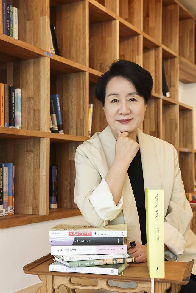 윤여순 전 LG아트센터 대표가 서울 중구 예장동의 '카페허블'에서 한국경제신문과 인터뷰를 하고 있다.