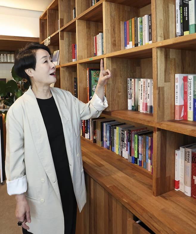 윤여순 전 LG아트센터 대표가 서울 중구 예장동의 '카페허블'에서 한국경제신문과 인터뷰를 하고 있다.