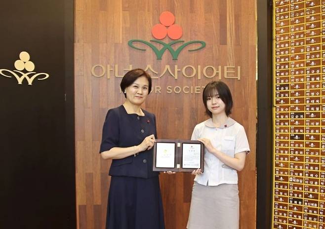 17일 1억원 기부약정으로 아너소사이어티에 가입한 백은별 양(16)이 서울 사랑의열매 신혜영 사무처장과 기념사진을 촬영하고 있다. /사진=사랑의열매