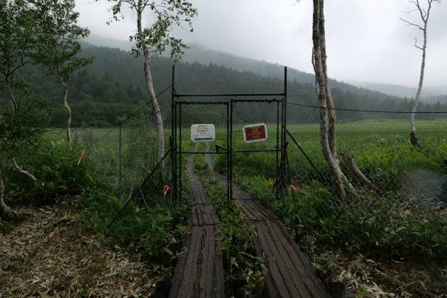 곰 출현이 잦아 산장 주변엔 울타리와 잠금장치가 있는 출입문이 있어 이용자는 출입시 문을 닫아줘야 한다. / JAPAN NOW