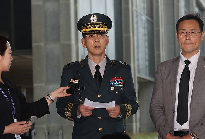 김용대 드론작전사령관이 17일 내란 특검 사무실이 마련된 서울 서초구 서울고검에 조사를 받기 위해 출석하며 미리 준비한 글을 읽고 있다. 연합뉴스