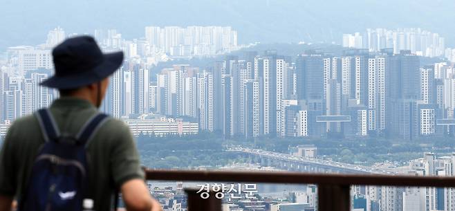 정부가 6억원 이상 주택담보대출을 금지하는 초고강도 대출 규제를 시행하면서 서울 아파트의 70% 이상이 대출액 감소의 영향을 받게 됐다. 사진은 지난달 29일 서울 남산 간이전망대에서 바라 본 강남 일대의 고급 아파트 단지. 서성일 선임기자