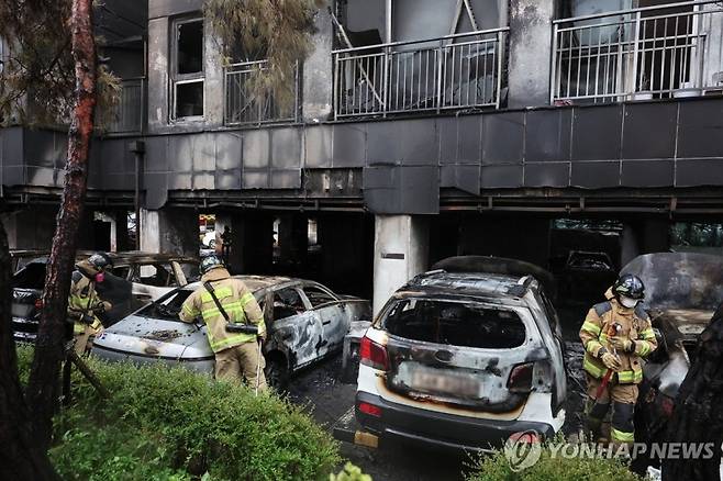경기 광명시 소하동 한 아파트에서 18일 경찰과 소방 등 관계자들이 현장을 살펴보고 있다. 연합뉴스