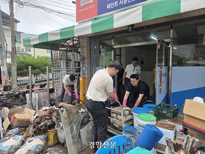 대구 북구 노곡동에서 18일 오전 침수피해가 난 가게에서 공무원과 주민 등이 복구 작업을 벌이고 있다. 김현수 기자