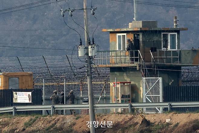 경기 파주 임진강 일대에서 국군 초소에서 장병들이 보초를 서고 있다. 경향신문 자료.