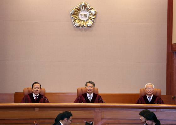 Justices of the Constitutional Court take their seats for the ruling on a lawsuit to determine the constitutionality of the abolition of the judicial examination system at the Constitutional Court in Jongno District, central Seoul, on Dec. 28, 2017. [JOONGANG ILBO]