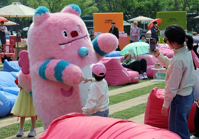 Seoul's mascot Hechi walks around Seoul Plaza in Jung District, central Seoul, on May 11. [NEWS1]