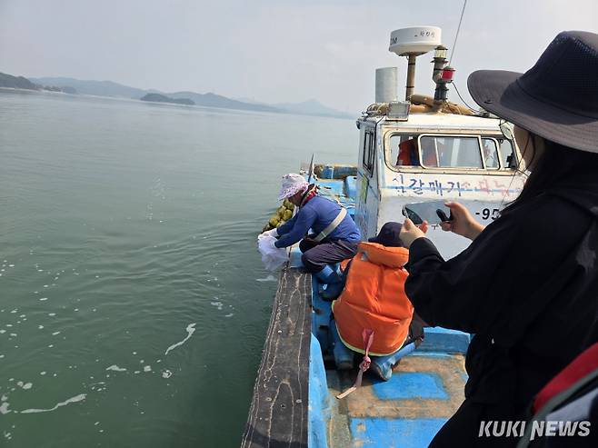 충남도 수산자원연구소는 최근 수산자원 회복과 어업인 소득 증대를 위해 최근 도내 3개 시 연안에 어린 주꾸미 40만여 마리를 방류했다.