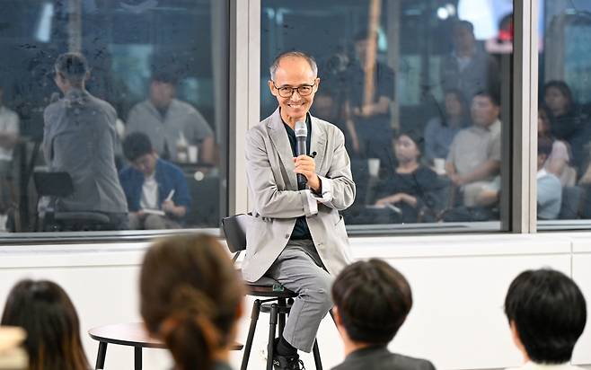 김기석 청파교회 원로목사가 지난 4일 서울 여의도 국민일보 K라운지서 열린 북콘서트 ‘국민일독’에서 신간 ‘지혜의 언어들’ 관련 메시지를 전하던 중 미소짓고 있다. 신석현 포토그래퍼